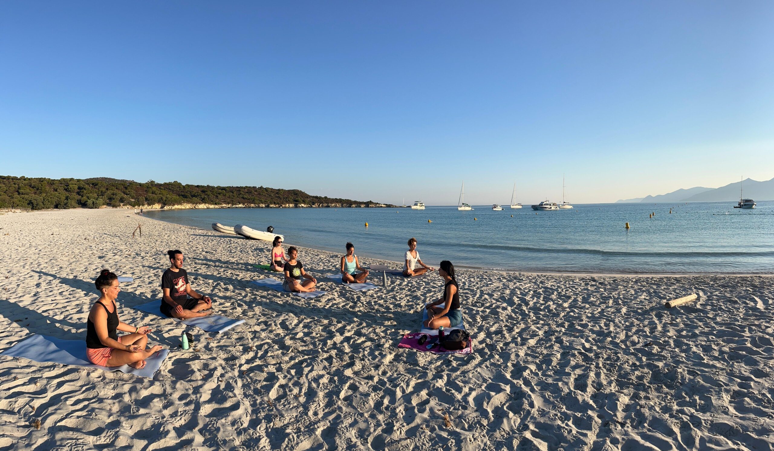 Vacance in barca a vela. yoga in spiaggia