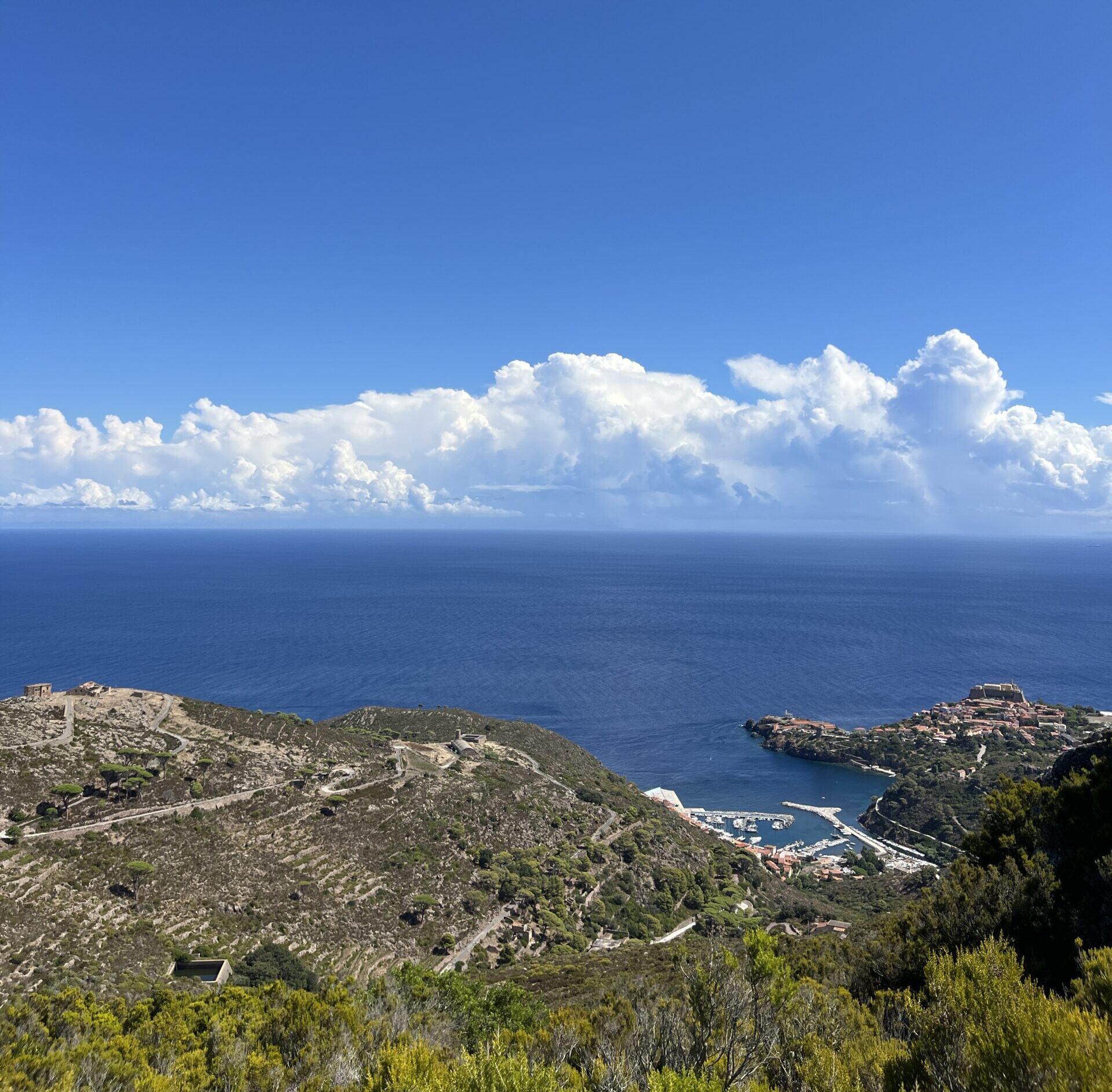 Capraia Trekking - Vista del porto dall'alto